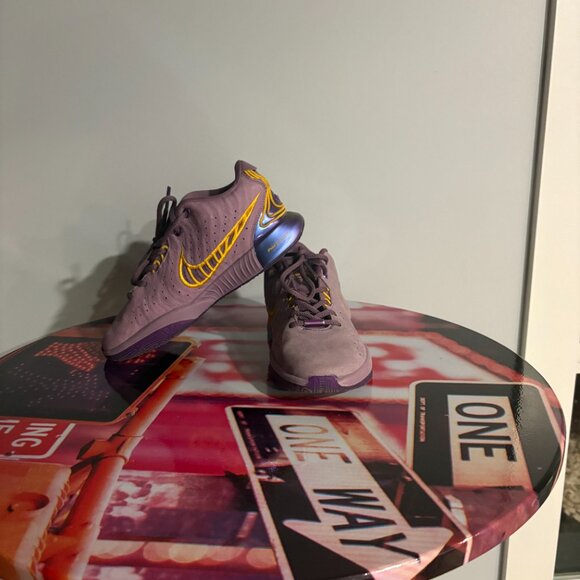 LeBron XXI Violet Dust/University Gold - Picture 2 of 4